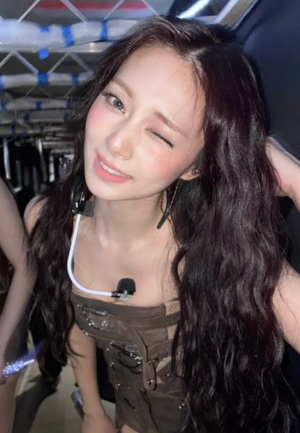 周子瑜演唱會現場讀信告白粉絲。（圖／翻攝周子瑜IG）